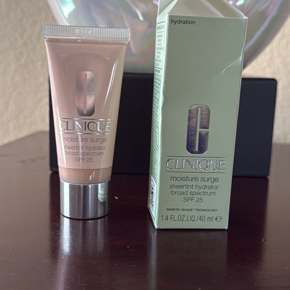 Clinique Moisture Surge Sheertint Hydrator SPF 25 Univeral Very Light